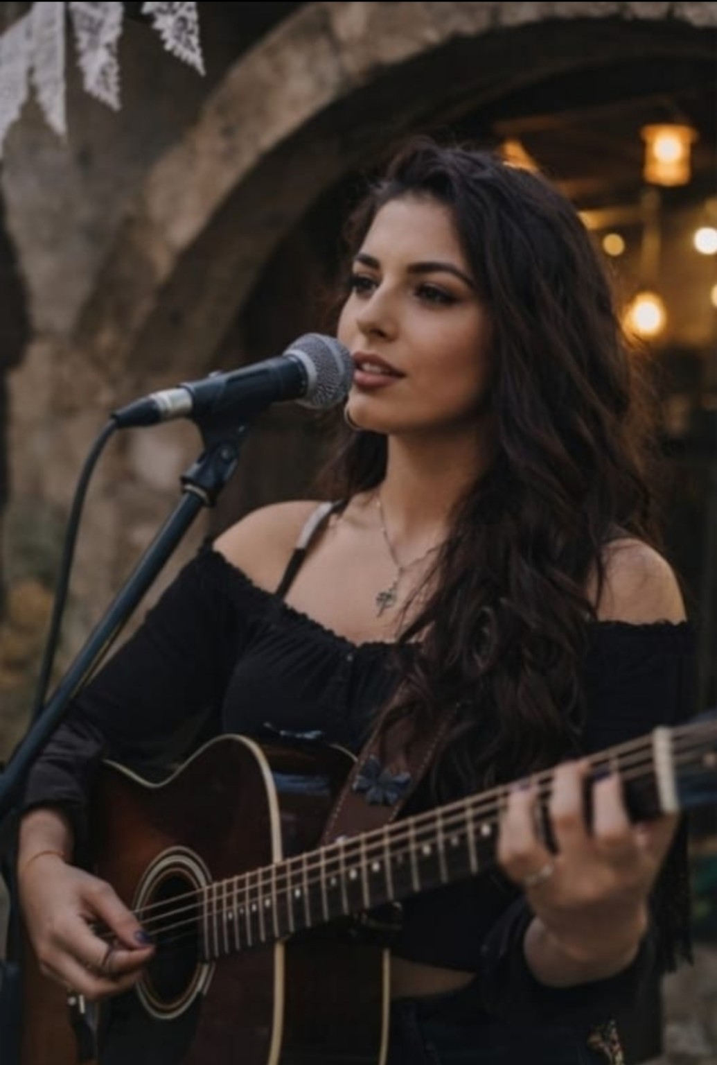 Voz e guitarra de ALENTO nunha actuación